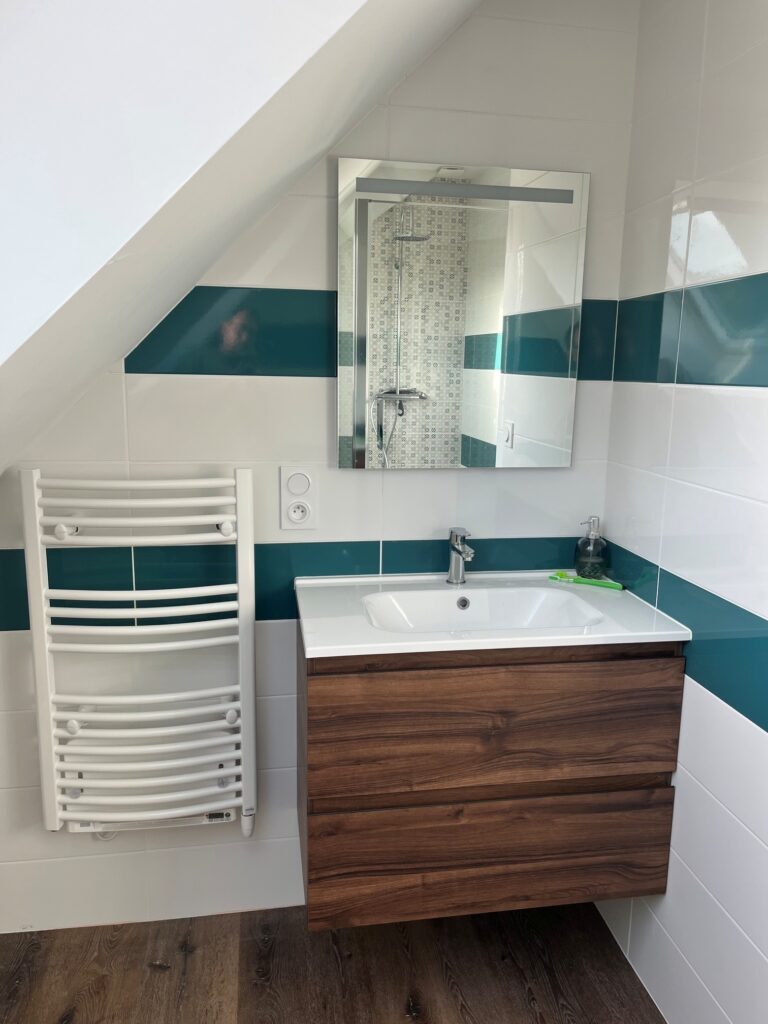 Salle de bain avec meuble vasque bois