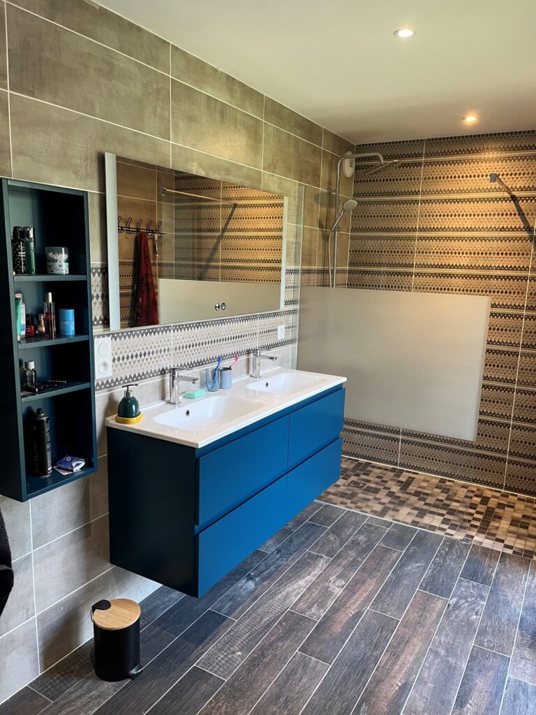 Salle de bain bleue moderne